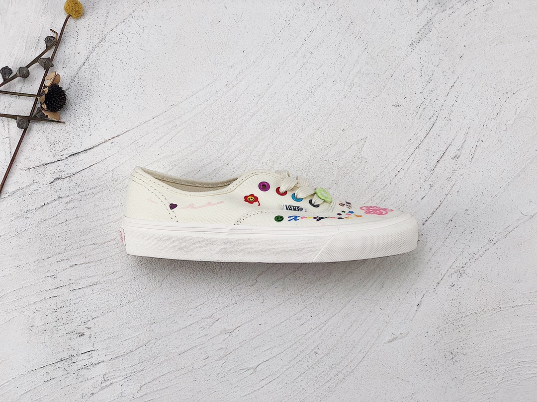 Vans Authentic 清新涂鸦刺绣小白鞋 最亮丽的步伐